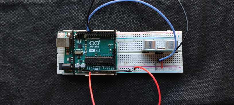 HC-SR04 sensor connected to Arduino on a breadboard.